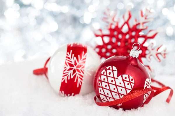 Kerstballen en sneeuwvlok. — Stockfoto