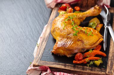 Tavuk budu kayrak üzerine.