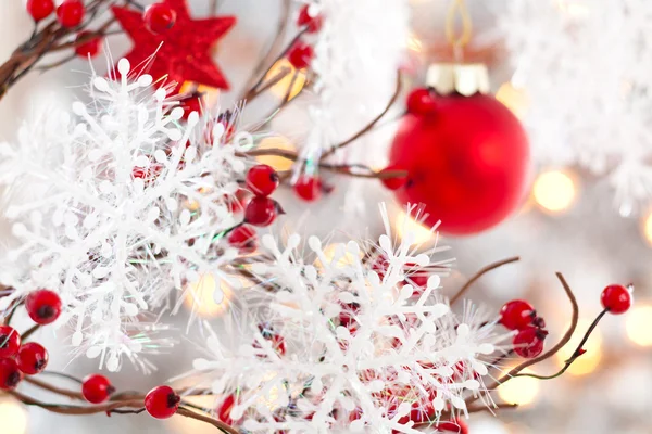 Copos de nieve en el árbol de Navidad contra el fondo de luces navideñas . —  Fotos de Stock