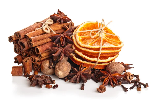 Naranja seco, anís estrellado y palitos de canela   . —  Fotos de Stock