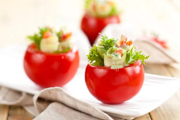 Tomates rellenos de verduras . —  Fotos de Stock