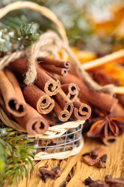 Palitos de canela en cesta —  Fotos de Stock