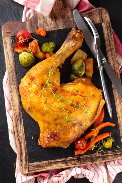Chicken leg and vegetables. — Stock Photo, Image