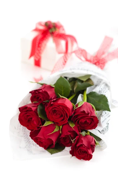 Roses and gift . — Stock Photo, Image