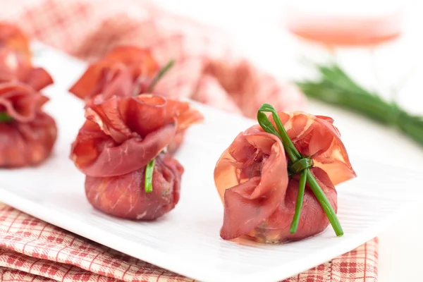 Antipasti di bresaola ripieni . — Foto Stock