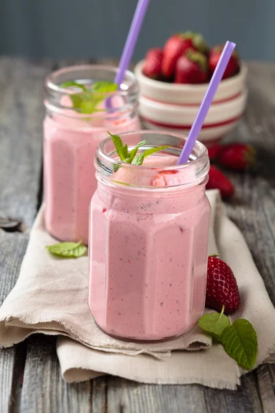 Milkshake fraise à la menthe . — Photo