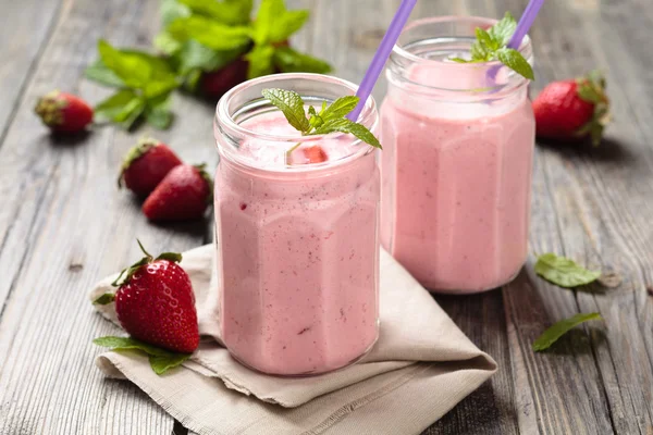 Strawberry milkshake with mint. — Stock Photo, Image
