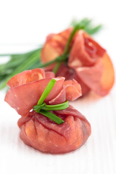 Aperitivos rellenos de bresaola . — Foto de Stock