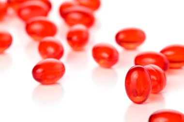 beyaz üzerine kırmızı kapsül.