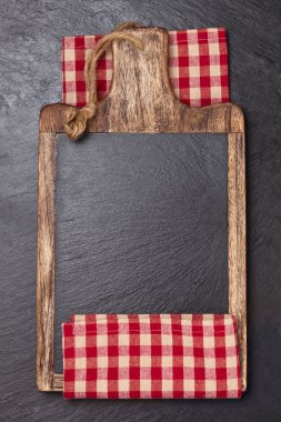 Kesme tahtası üzerinde kayrak.