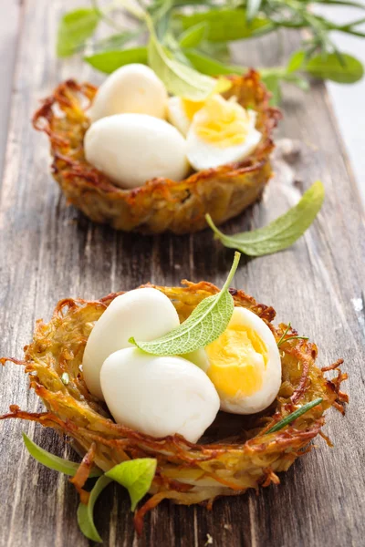 Gekookte eieren in nesten. — Stockfoto