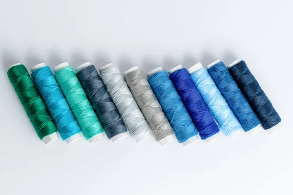 Eine Linie Gemischter Bunter Blauer Spulen Aus Baumwollfäden Horizontal Dargestellt — Stockfoto