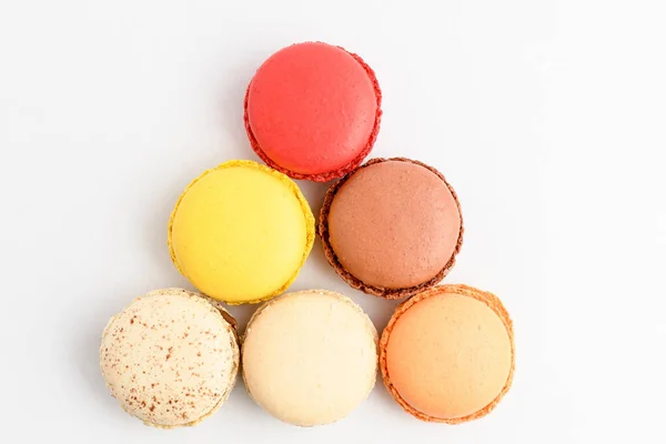 Draufsicht Auf Sechs Süße Französische Macarons Isoliert Auf Weißem Hintergrund — Stockfoto