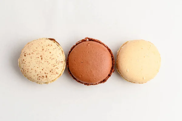 Draufsicht Auf Drei Süße Französische Macarons Isoliert Auf Weißem Hintergrund — Stockfoto