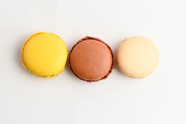 Draufsicht Auf Drei Süße Französische Macarons Isoliert Auf Weißem Hintergrund — Stockfoto