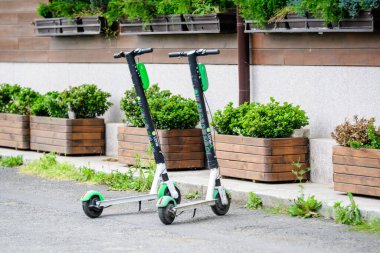Bükreş, Romanya, 24 Mayıs 2020 - Bir restoranın önündeki yan işe park edilmiş iki Lime elektrikli scooter, alternatif ulaşım çözümü