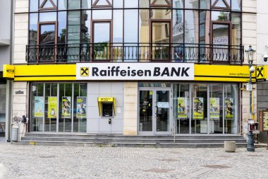 Bükreş, Romanya - 6 Haziran 2020: Raiffeisen Bank şehir merkezindeki şube girişi