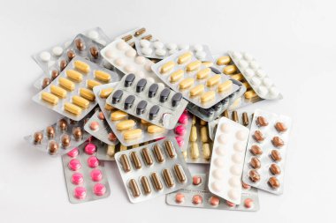 Beyaz arka planda izole edilmiş farklı ilaç hapları, haplar ve vitaminler, yumuşak odaklı eczacılık fotoğrafı