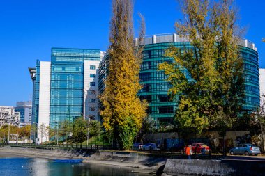 Bükreş, Romanya, 22 Kasım 2020 - Bükreş 'teki Dambovita nehri yakınlarındaki Romanya Ulusal Kütüphanesi' nin yeni binası güneşli bir sonbahar gününde