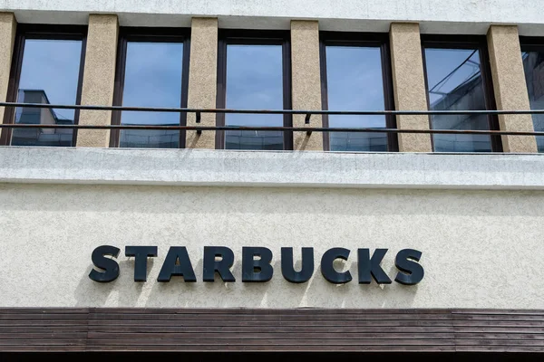Bükreş, Romanya - 6 Haziran 2020: Starbucks kafe logosu girişi