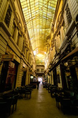 Bükreş, Romanya, 22 Kasım 2020 - Eski kentteki Calea Victoriei (Victoriei Bulvarı) yakınlarındaki kafe ve restoranlarla eski tarihi Pasajul Macca Vilacrosse geçidi