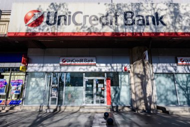 Bükreş, Romanya - 22 Kasım 2020: Güneşli bir sonbahar gününde şehir merkezindeki tarihi bir binada Unicredit Bank şubesine ana giriş