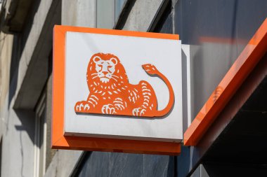 Bükreş, Romanya - 31 Mart 2019: Güneşli bir sonbahar gününde şehir merkezindeki tarihi bir binada ING Bank şubesine ana giriş