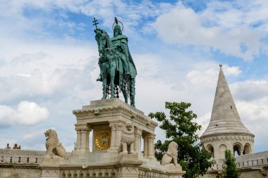 Macaristan 'ın başkenti Budapeşte' de Tuna Nehri üzerindeki eski tarihi Szechenyi Zinciri Köprüsü manzarası