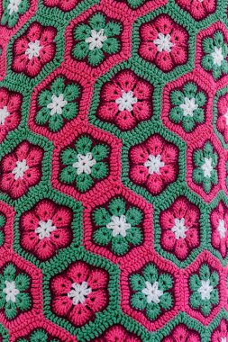 Bir giyim mağazasında satılık güzel örgü ipliklerinin canlı çok renkli arka planı