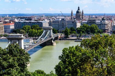 Tuna Nehri üzerindeki eski Szechenyi Zinciri Köprüsü ve güneşli bir yaz gününde Macaristan 'ın Budapeşte şehrinde açık mavi gökyüzü.