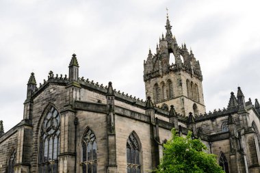 İskoçya, Edinburgh 'da bulutlu bir yaz gününde tarihi Royal Mile caddesi ve bölgesindeki St. Giles Katedrali' nin eski binası.
