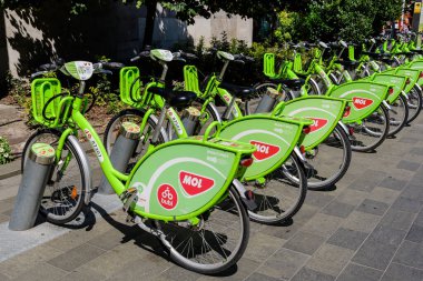 Budapeşte, Macaristan, 9 Ağustos 2019: Halka açık bisiklet paylaşım bisikletleri (MOL BUBI), vatandaşlar ve turistler için kiralık bir liman istasyonunda
