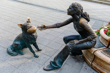 Budapeşte, Macaristan, 6 Ağustos 2019: Köpekle oynayan ünlü bronz heykel, Tuna seti boyunca yürüme alanında, Raffay David 'in heykeli