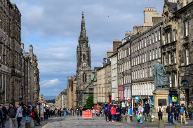 Edinburgh, İskoçya, 11 Haziran 2019: Tarihi Royal Mile caddesi ve bölgesindeki turistler ve eski binalar, bulutlu bir yaz gününde