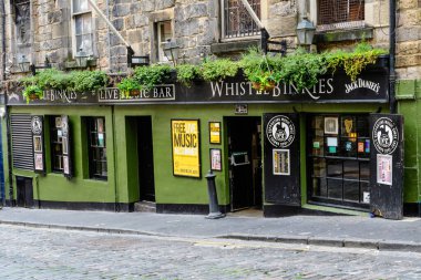 Edinburgh, İskoçya, 11 Haziran 2019: Yağmurlu bir yaz gününde Whistle Binkies 'in ana girişi Canlı Müzik Barı