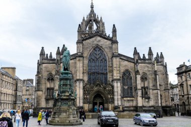 Edinburgh, İskoçya, 15 Haziran 2019: Edinburgh, İskoçya 'da bulutlu bir yaz gününde tarihi Royal Mile caddesi ve bölgesindeki St. Giles Katedrali' nin eski binası