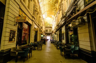 Bükreş, Romanya, 22 Kasım 2020 - Eski kentteki Calea Victoriei (Victoriei Bulvarı) yakınlarındaki kafe ve restoranlarla eski tarihi Pasajul Macca Vilacrosse geçidi
