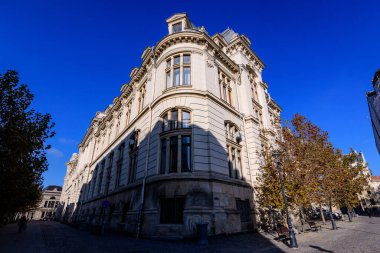 Bükreş, Romanya, 22 Kasım 2020 - Güneşli bir sonbahar gününde tarihi merkezde eski binaların olduğu cadde