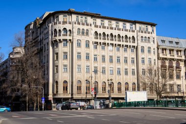 Bükreş, Romanya, 13 Şubat 2021 - Romanya 'nın Dambovita nehri üzerindeki Izvor Köprüsü' nde (Podul Izvor) eski buzullar ve Romanya 'nın başkenti Bükreş' te güneşli bir kış gününde açık mavi gökyüzü