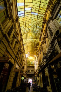 Bükreş, Romanya, 22 Kasım 2020 - Eski kentteki Calea Victoriei (Victoriei Bulvarı) yakınlarındaki kafe ve restoranlarla eski tarihi Pasajul Macca Vilacrosse geçidi