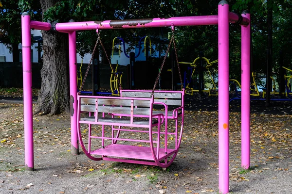 Colorido Parque Infantil Con Juguetes Materiales Plásticos Metálicos Mezclados Soleado —  Fotos de Stock
