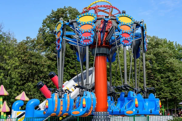 Bunter Kinderspielplatz Mit Gemischten Spielzeugen Und Materialien Aus Kunststoff Und — Stockfoto