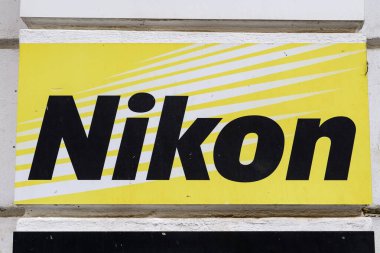 Bükreş, Romanya - 6 Haziran 2020: Nikon logosu eski bir çıkıntının üzerine boyandı