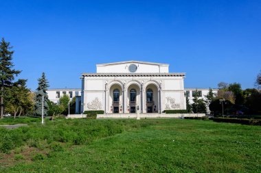 Bükreş, Romanya, 8 Kasım 2020 - Romanya Ulusal Opera Binası güneşli bir sonbahar gününde