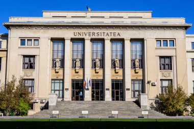 Bükreş, Romanya, 8 Kasım 2020 - Hukuk Fakültesi 'nin güneşli bir sonbahar gününde ana binası