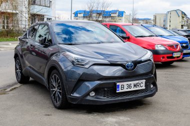 Bükreş, Romanya, 19 Mart 2021 Güneşli bir bahar gününde sokakta park etmiş koyu mavi Toyota Hibrit araba
