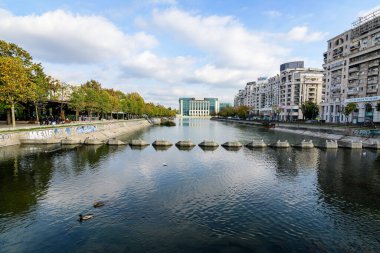 Bükreş, Romanya, 7 Kasım 2020 - Bükreş 'teki Dambovita nehri yakınlarındaki Romanya Ulusal Kütüphanesi' nin yeni binası güneşli bir sonbahar gününde
