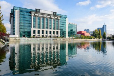 Bükreş, Romanya, 7 Kasım 2020 - Bükreş 'teki Dambovita nehri yakınlarındaki Romanya Ulusal Kütüphanesi' nin yeni binası güneşli bir sonbahar gününde