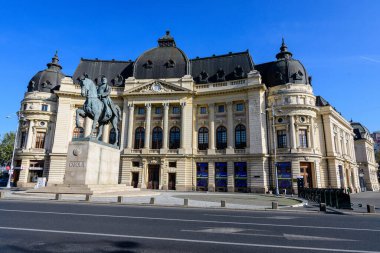 Bükreş, Romanya, 8 Kasım 2020: Romanya 'nın başkenti Bükreş' te, Romanya 'nın başkenti Victoriei' de, güneşli bir sonbahar gününde, Merkezi Üniversite Kütüphanesi 'nin önünde Kral 1. Karol' un binası bulunuyor.