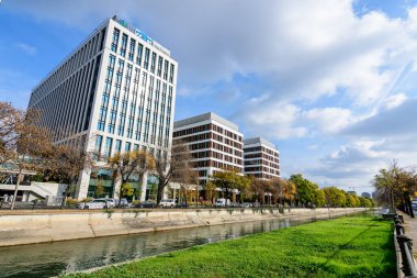 Bükreş, Romanya, 7 Kasım 2020: Romanya 'nın Timpuri Noi (New Times) bölgesindeki Dambovita nehri yakınlarındaki yeni ofis binaları güneşli bir sonbahar gününde Romanya' nın Bükreş kentinde